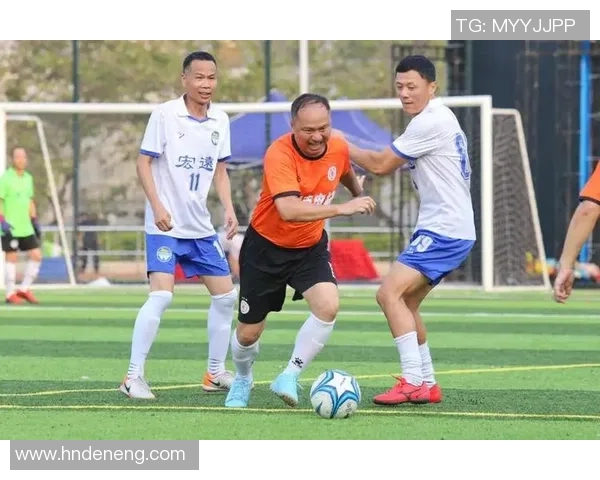 足球球星赛场握手瞬间展现体育精神与友谊风采