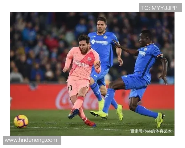 路人街头趣味挑战根据线索逐步猜出神秘足球球星是谁